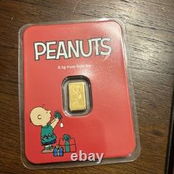 1/2 gram Gold Bar Snoopy with Gift Peanuts 60 Years of Charlie Brown Christmas