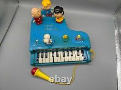 1985 Vntg SCHROEDER PIANO Sing-A-Long Moving Figures Charlie Brown Lucy Snoopy