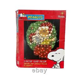 2005 Peanuts Lighted Yard Decor Snoopy and Charlie Brown In Wreath In Box