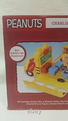 2015 JUST PLAY PEANUTS CHARLIE BROWN SCHOOL BUS With SNOOPY & SALLY NEW IN PACKAGE