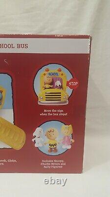 2015 JUST PLAY PEANUTS CHARLIE BROWN SCHOOL BUS With SNOOPY & SALLY NEW IN PACKAGE