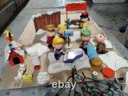 A CHARLIE BROWN CHRISTMAS Sets All 6 Figures + SNOOPY & House Sound Lights