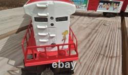 A Charlie Brown Christmas train set O gauge Lionel boxcars Snoopy engine caboose