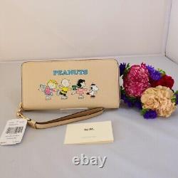 COACH × Peanuts Snoopy Lucy Charlie Brown Sally Wallet Round Zip Ivory