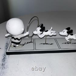 Charlie Brown Snoopy LTD Edition Peanuts Figurerine Black White Friend Jump Hoop