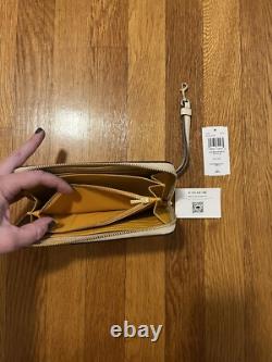 Coach Peanuts Snoopy Charlie Brown Lucy Ice skating Wristlet wallet NWT $ 328