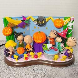 Danbury Mint Trick or Treat, Charlie Brown! Lighted Halloween Display RARE