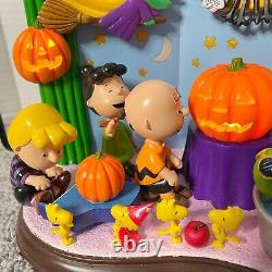 Danbury Mint Trick or Treat, Charlie Brown! Lighted Halloween Display RARE