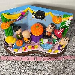 Danbury Mint Trick or Treat, Charlie Brown! Lighted Halloween Display RARE