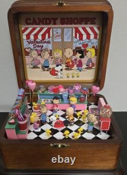 Danbury mint Snoopy Charlie Brown Valentines Day Candy Shoppe Music Box Exc. Cond