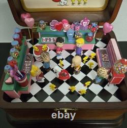 Danbury mint Snoopy Charlie Brown Valentines Day Candy Shoppe Music Box Exc. Cond