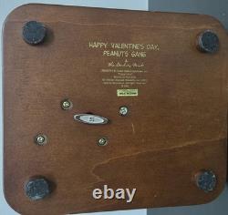 Danbury mint Snoopy Charlie Brown Valentines Day Candy Shoppe Music Box Exc. Cond