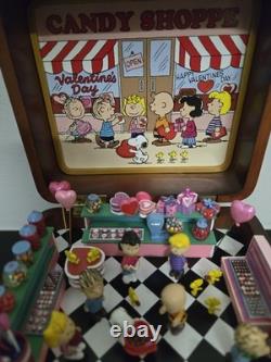 Danbury mint Snoopy Charlie Brown Valentines Day Candy Shoppe Music Box Exc. Cond