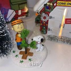 Dept 56 Peanuts Village Holiday Tree Lot Gift Set Charlie Brown Snoopy 4056231