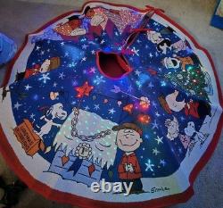 Hallmark Peanuts Charlie Brown Light Up Christmas Tree Skirt Snoopy Box + Cord