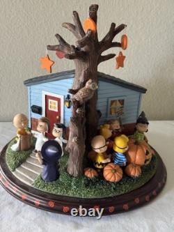 PEANUTS HALLOWEEN EXTRAVAGANZA Rotating Lazy Susan Sculpture Danbury Mint 2016
