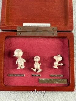 Peanuts 50th Anniversary Charlie Brown Snoopy Woodstock Pin Badge Set Case