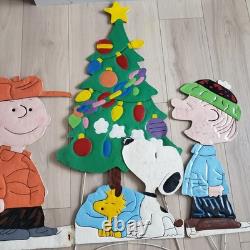 Peanuts Charlie Brown Christmas Yard Art Set Snoopy Linus Metal Lawn Stakes