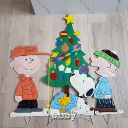 Peanuts Charlie Brown Christmas Yard Art Set Snoopy Linus Metal Lawn Stakes
