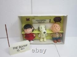 Peanuts Deluxe Playset Charlie Brown Lucy Snoopy Psychiatric Dr. Office Complete