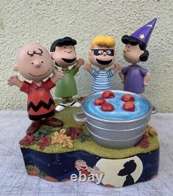 Peanuts Gang Charlie Brown Bobbing for Apples Halloween Figurine Figure NEW RARE