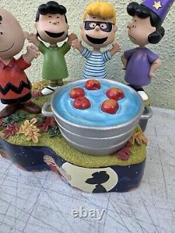 Peanuts Gang Charlie Brown Bobbing for Apples Halloween Figurine Figure NEW RARE