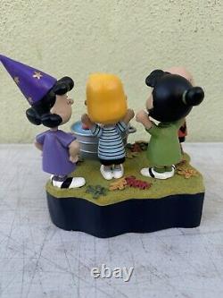 Peanuts Gang Charlie Brown Bobbing for Apples Halloween Figurine Figure NEW RARE