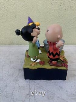 Peanuts Gang Charlie Brown Bobbing for Apples Halloween Figurine Figure NEW RARE