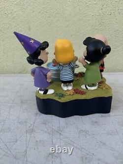 Peanuts Gang Charlie Brown Bobbing for Apples Halloween Figurine Figure NEW RARE