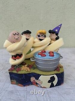 Peanuts Gang Charlie Brown Bobbing for Apples Halloween Figurine Figure NEW RARE