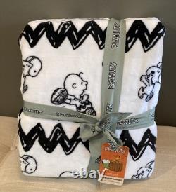 Peanuts Snoopy Charlie Brown Football Full Queen Plush Blanket 90x90 NWT HTF