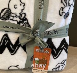 Peanuts Snoopy Charlie Brown Football Full Queen Plush Blanket 90x90 NWT HTF