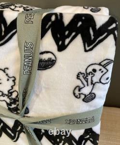 Peanuts Snoopy Charlie Brown Football Full Queen Plush Blanket 90x90 NWT HTF
