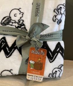 Peanuts Snoopy Charlie Brown Football Full Queen Plush Blanket 90x90 NWT HTF