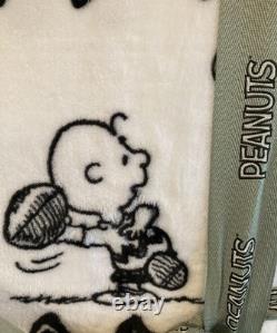 Peanuts Snoopy Charlie Brown Football Full Queen Plush Blanket 90x90 NWT HTF