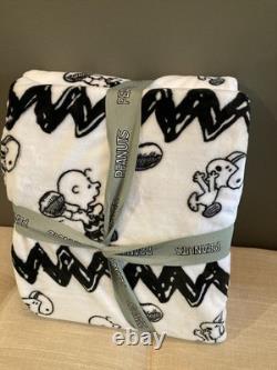 Peanuts Snoopy Charlie Brown Football Full Queen Plush Blanket 90x90 NWT HTF