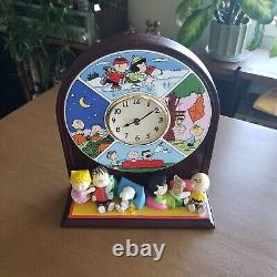 Peanuts Snoopy Charlie Brown Four Seasons Danbury Mint Ceramic Clock