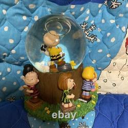 Snoopy & Charlie Brown Concert Snow Globe