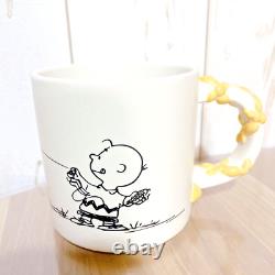 Snoopy Charlie Brown Hallmark Mug Peanuts Fly Kite 3-D 6 inches wide With Box