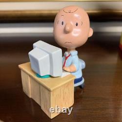 Snoopy Hallmark Charlie Brown Peanuts Figure