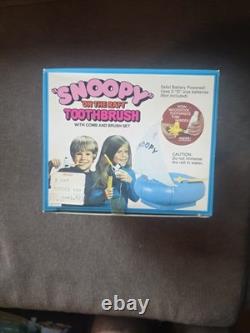 Vintage Charlie Brown Peanuts Snoopy On Raft Toothbrush New Unused Kenner 1976