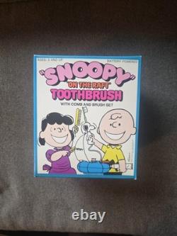 Vintage Charlie Brown Peanuts Snoopy On Raft Toothbrush New Unused Kenner 1976