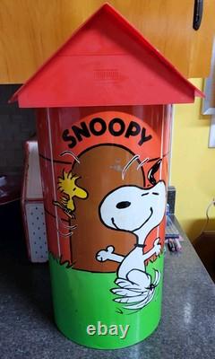 Vintage Cheinco Snoopy Dog House Lid Charlie Brown Metal Garbage Can, Circa 1970