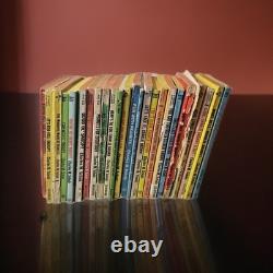 Vtg Charlie Brown Peanuts Snoopy Paperback Collection Charles Schultz 21 Books
