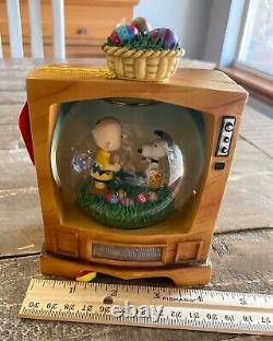 Westland Peanuts Snow Globe TV Classics It's Easter Beagle Charlie Brown 8185