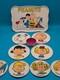 1950-1970 Peanuts Charlie Brown Snoopy &ndash; D&icirc;nette En T&ocirc;le Avec 4 Assiettes, 4 Soucoupes Et Un Plateau