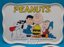 1950-1970 Peanuts Charlie Brown Snoopy – Dînette en tôle avec 4 assiettes, 4 soucoupes et un plateau