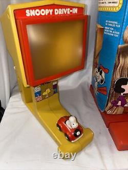 1975 Kenner Snoopy & Peanuts Drive-In Movie Theater Avec 7 Cartouches et Boîte
