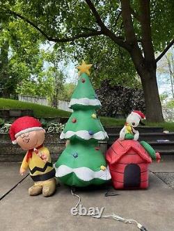 5 pieds Charlie Brown et Snoopy avec sapin de Noël gonflable Gemmy illuminé