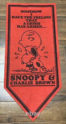 70s vtg grand fanion en feutre avec l'art publicitaire de Charlie Brown et Snoopy en rouge 34x15